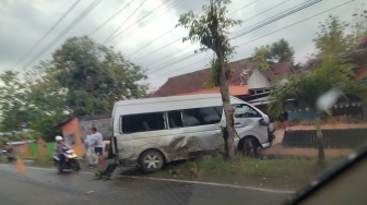 Ngebut di Jalan Licin, Travel Jogja-Pacitan Oleng dan Hantam Rumah di Gunungkidul