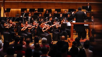 Konduktor Addie MS bersama Grup musik Light Ministry Orchestra (LMO) membawakan lagu saat konser kedua bertajuk 'A MILLION Light' di Aula Simfonia, Jakarta (3/11/2024). [Suara.com/Alfian Winanto]