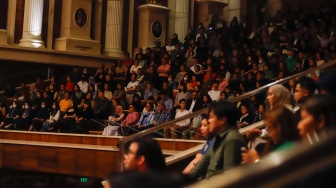 Penonton melihat Grup musik Light Ministry Orchestra (LMO) membawakan lagu saat konser kedua bertajuk 'A MILLION Light' di Aula Simfonia, Jakarta (3/11/2024). [Suara.com/Alfian Winanto]