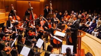 Konduktor Addie MS bersama Grup musik Light Ministry Orchestra (LMO) membawakan lagu saat konser kedua bertajuk 'A MILLION Light' di Aula Simfonia, Jakarta (3/11/2024). [Suara.com/Alfian Winanto]