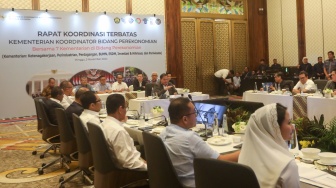 Menteri Koordinator Bidang Perekonomian Airlangga Hartarto memimpin rapat kordinasi terbatas bersama menteri jajaran di bidang perekonomian di Jakarta, Minggu (3/11/2024). [Suara.com/Alfian Winanto]
