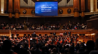 Konduktor Addie MS bersama Grup musik Light Ministry Orchestra (LMO) membawakan lagu saat konser kedua bertajuk 'A MILLION Light' di Aula Simfonia, Jakarta (3/11/2024). [Suara.com/Alfian Winanto]