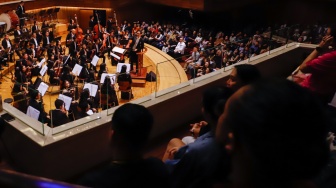 Konduktor Addie MS bersama Grup musik Light Ministry Orchestra (LMO) membawakan lagu saat konser kedua bertajuk 'A MILLION Light' di Aula Simfonia, Jakarta (3/11/2024). [Suara.com/Alfian Winanto]