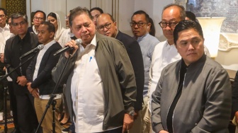 Menteri Koordinator Bidang Perekonomian Airlangga Hartarto bersama Menteri BUMN Erick Thohir memimpin rapat kordinasi terbatas bersama menteri jajaran di bidang perekonomian di Jakarta, Minggu (3/11/2024). [Suara.com/Alfian Winanto]
