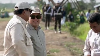 Sambangi Program Cetak Sawah 1 Juta Hektare di Merauke, Prabowo Didampingi Haji Isam