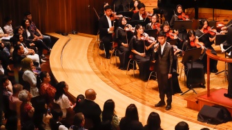 Grup musik Light Ministry Orchestra (LMO) membawakan lagu saat konser kedua bertajuk 'A MILLION Light' di Aula Simfonia, Jakarta (3/11/2024). [Suara.com/Alfian Winanto]