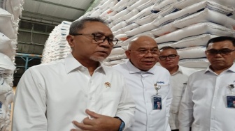 Cek Gudang Bulog, Zulhas Pastikan Harga Beras Stabil hingga Akhir Tahun