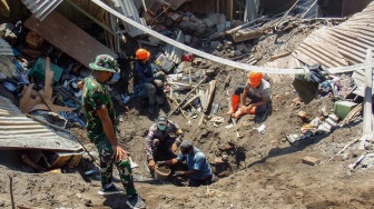 Anggota tim SAR mencari korban letusan Gunung Lewotobi Laki-Laki di Desa Klatanlo, Kabupaten Flores Timur, Nusa Tenggara Timur, Senin (4/11/2024). [ARNOLD WELIANTO / AFP] 