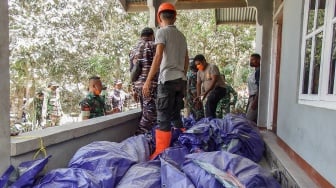 Anggota tim SAR mencari korban letusan Gunung Lewotobi Laki-Laki di Desa Klatanlo, Kabupaten Flores Timur, Nusa Tenggara Timur, Senin (4/11/2024). [ARNOLD WELIANTO / AFP]