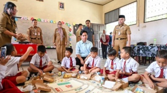 Kunker ke Palangkaraya, Wapres Gibran Bagi-bagi Makan Siang Gratis ke Anak-anak SD, Ini Menunya!