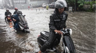 Sejumlah pengendara mendorong kendaraannya saat banjir merendam Jalan Cipete Utara, Jakarta, Selasa (5/11/2024). [ANTARA FOTO/Zaky Fahreziansyah/RIV/rwa]