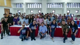 Pemimpin Redaksi Suara.com, Suwarjono (tengah) bersama para pemateri dan peserta foto bersama saat Workshop Kolaborasi Suara.com dan Universitas Atma Jaya Yogyakarta  di Auditorium Kampus 4 Gedung Bunda Teresa FISIP UAJY, pada Jumat (1/11/2024) dan Sabtu (2/11/2024). [Dokumen Suara.com]