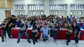 Pemimpin Redaksi Suara.com, Suwarjono (tengah) bersama para pemateri dan peserta foto bersama saat Workshop Kolaborasi Suara.com dan Universitas Atma Jaya Yogyakarta  di Auditorium Kampus 4 Gedung Bunda Teresa FISIP UAJY, pada Jumat (1/11/2024) dan Sabtu (2/11/2024). [Dokumen Suara.com]