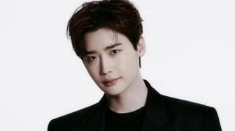 Lee Jong Suk Konfirmasi Bintangi Drama Garapan Sutradara Park Seung Woo