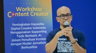 Pemimpin redaksi Yoursay Rendy Adrikni Sadikin memberikan materi saat workshop Kolaborasi Suara.com dan Universitas Atma Jaya Yogyakarta  di Auditorium Kampus 4 Gedung Bunda Teresa FISIP UAJY, pada Jumat (1/11/2024) dan Sabtu (2/11/2024). [Dokumen Suara.com]