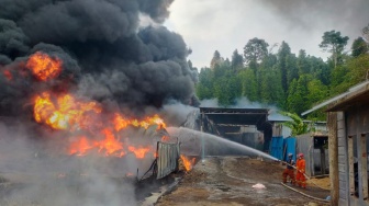 Kebakaran Hebat! Damkar Berjibaku 14 Jam Padamkan Api di Gudang BBM Bandar Lampung