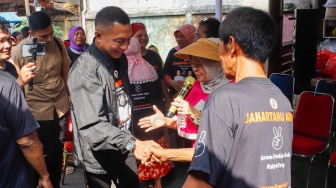 Calon Gubernur Jakarta nomor urut 2, Dharma Pongrekun saat datang menemui warga di Pasar Minggu, Jakarta, Rabu (6/11/2024). [Suara.com/Alfian Winanto]
