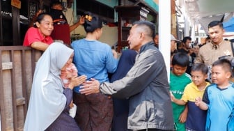 Calon Gubernur Jakarta nomor urut 2, Dharma Pongrekun saat datang menemui warga di Pasar Minggu, Jakarta, Rabu (6/11/2024). [Suara.com/Alfian Winanto]
