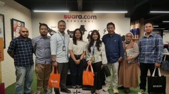 Sesi foto bersama tim Suara.com dan tim PT Epson Indonesia di Kantor Suara.com di kawasan Mega Kuningan, Jakarta Selatan, Rabu (6/11/2024). [Suara.com/Dani]