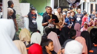 Calon Gubernur Jakarta nomor urut 2, Dharma Pongrekun saat datang menemui warga di Pasar Minggu, Jakarta, Rabu (6/11/2024). [Suara.com/Alfian Winanto]
