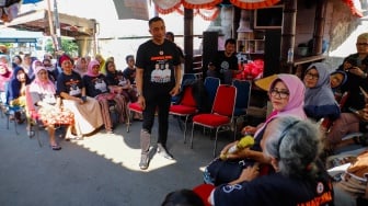 Calon Gubernur Jakarta nomor urut 2, Dharma Pongrekun saat berdikusi dengan warga di Pasar Minggu, Jakarta, Rabu (6/11/2024). [Suara.com/Alfian Winanto]