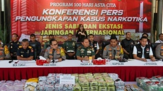 Kapolda Metro Jaya Irjen Pol Karyoto (kanan) bersama Pangdam Jaya Mayjen TNI Rafael Granada Baay saat menggelar rilis kasus narkoba di Polda Metro Jaya, Jakarta, Rabu (6/11/2024). [Suara.com/Alfian Winanto]