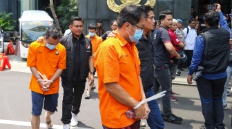 Tersangka ditampilkan saat rilis kasus narkoba di Polda Metro Jaya, Jakarta, Rabu (6/11/2024). [Suara.com/Alfian Winanto]