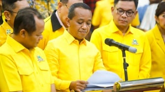 Ketua Partai Golkar Bahlil Lahadalia (tengah) ditemani jajaran Partai memberikan pernyataan pers di Gedung DPP Partai Golkar, Jakarta, Kamis (7/11/2024). [Suara.com/Alfian Winanto]