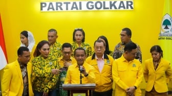 Ketua Partai Golkar Bahlil Lahadalia (tengah) ditemani jajaran Partai memberikan pernyataan pers di Gedung DPP Partai Golkar, Jakarta, Kamis (7/11/2024). [Suara.com/Alfian Winanto]