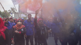 50 Ribu Buruh Demo di Bundaran HI! Tuntut DPR Hentikan Outsourcing hingga Lindungi Ojol