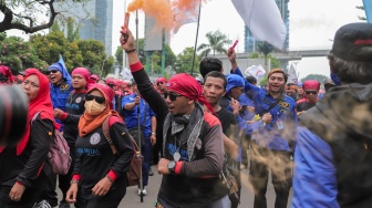 Ratusan buruh dari berbagai organisasi saat menggelar aksi unjuk rasa di depan gedung Kementerian Ketenagakerjaan, Jakarta, Kamis (7/11/2024). [Suara.com/Alfian Winanto]