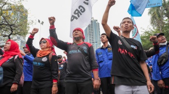 Ratusan buruh dari berbagai organisasi saat menggelar aksi unjuk rasa di depan gedung Kementerian Ketenagakerjaan, Jakarta, Kamis (7/11/2024). [Suara.com/Alfian Winanto]