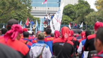 Ratusan buruh dari berbagai organisasi saat menggelar aksi unjuk rasa di depan gedung Kementerian Ketenagakerjaan, Jakarta, Kamis (7/11/2024). [Suara.com/Alfian Winanto]