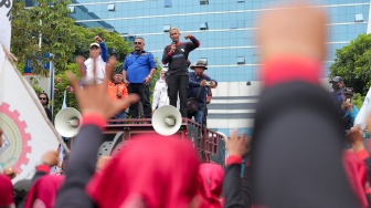 Ratusan buruh dari berbagai organisasi saat menggelar aksi unjuk rasa di depan gedung Kementerian Ketenagakerjaan, Jakarta, Kamis (7/11/2024). [Suara.com/Alfian Winanto]