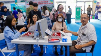 Pengunjung memeriksa mata saat pameran Hai Fest 2024 di JCC, Jakarta, Jumat (8/11/2024). [Suara.com/Alfian Winanto]