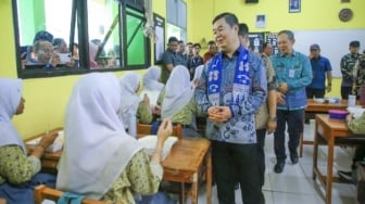 Sukseskan Program Makan Bergizi Gratis, Pj. Gubernur Teguh Uji Coba ke Sekolah