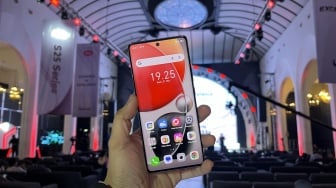 SIsi depan Itel S25 Ultra dengan layar melengkung dengan jenis AMOLED seluas 6.78 inci, resolusi FHD+ 2436 x 1080 piksel, refresh rate 120Hz, kerapatan piksel 267 ppi, kecerahan 1.400 nits, dan dilapisi Corning Gorilla Glass 7i. [Suara.com/Dicky Prastya]