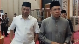 Jelang Debat Kedua, TGB Sholat Jumat Bersama Zulkieflimansyah, Lawan Kakaknya di Pilgub NTB