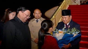 Kunker Perdana ke China, Presiden Prabowo Dihadiahi Bunga Buket dari Anak Kecil