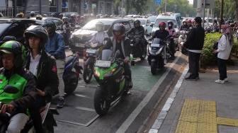 Pengendara terjebak kemacetan di Jakarta, Jumat (8/11/2024). [Suara.com/Alfian Winanto]