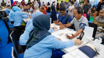 Pengunjung mengikuti pemeriksaan kesehatan di pameran Hai Fest 2024 di JCC, Jakarta, Jumat (8/11/2024). [Suara.com/Alfian Winanto]