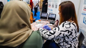 Pengunjung mengikuti pemeriksaan kesehatan di pameran Hai Fest 2024 di JCC, Jakarta, Jumat (8/11/2024). [Suara.com/Alfian Winanto]