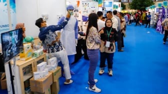 Pengunjung melihat alat kesehatan saat pameran Hai Fest 2024 di JCC, Jakarta, Jumat (8/11/2024). [Suara.com/Alfian Winanto]