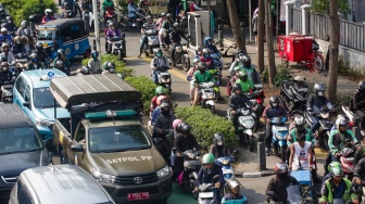 Pengendara terjebak kemacetan di Jakarta, Jumat (8/11/2024). [Suara.com/Alfian Winanto]