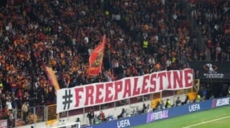 Suporter Galatasaray Bentangkan Spanduk 'Free Palestine' saat Hadapi Tottenham, Biarkan Bayi Gaza Hidup