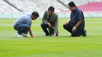 Erick Thohir Cek Kondisi Rumput GBK Jelang Laga Timnas Indonesia vs Jepang