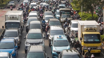 Pengendara terjebak kemacetan di Jakarta, Jumat (8/11/2024). [Suara.com/Alfian Winanto]