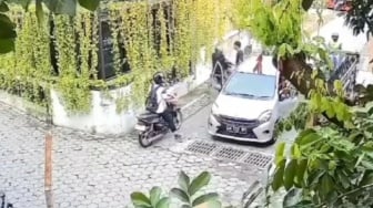 Viral, Pengemudi Mobil Pukul Pemotor di Jogja saat Papasan Kendaraan, Kunci Motor Korban Dibuang