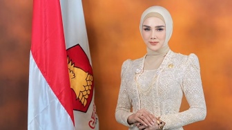 Kontras! Mulan Jameela Pede Tenteng Tas Ratusan Juta Saat Ahmad Dhani Usulkan UU Anti Flexing