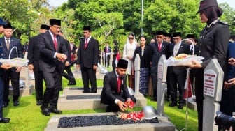 Momen Gibran Jadi Inspektur Upacara Hari Pahlawan, Tabur Bunga di Pusara Habibie hingga Ani Yudhoyono